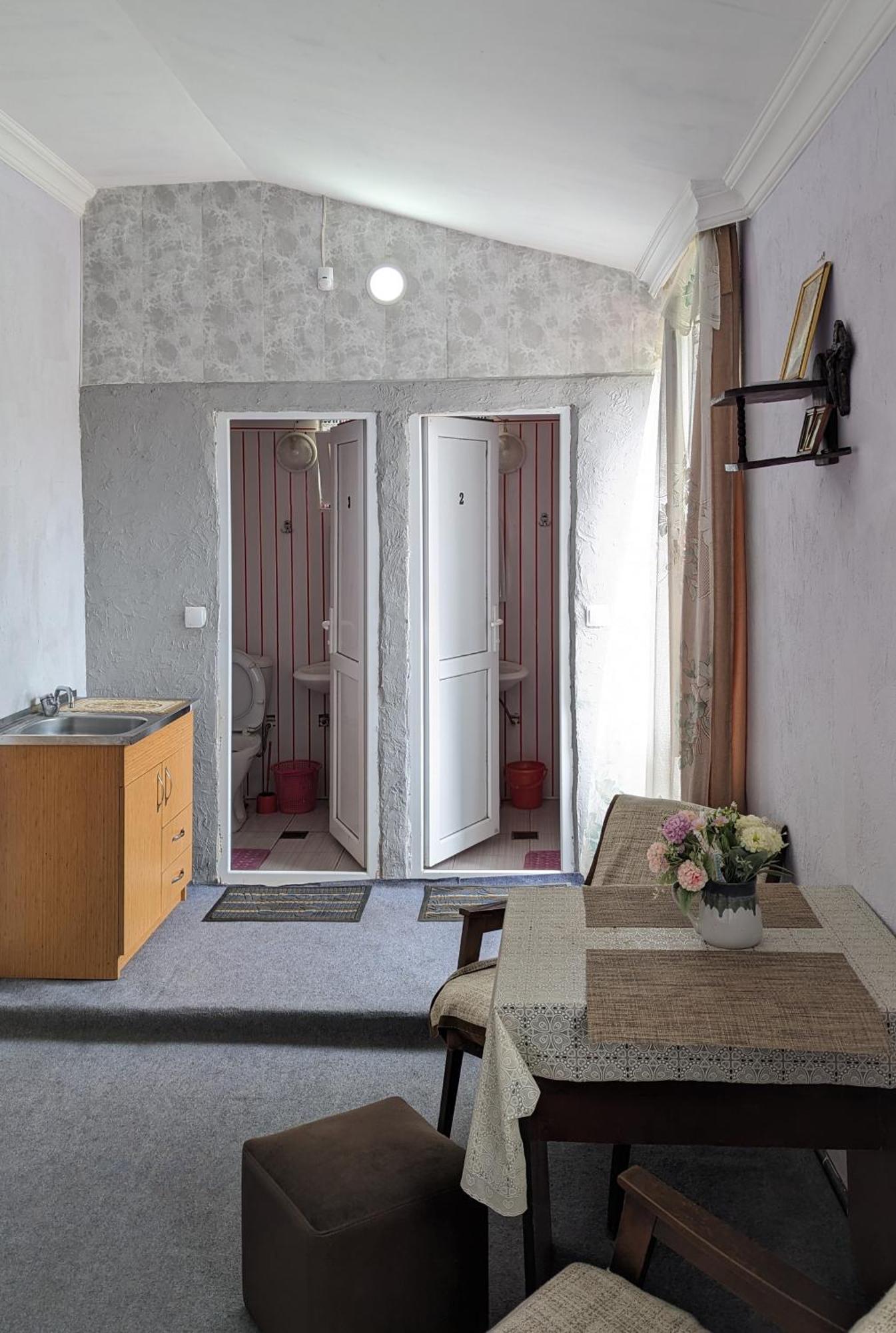 Mano'S Guest House 科布列季 外观 照片